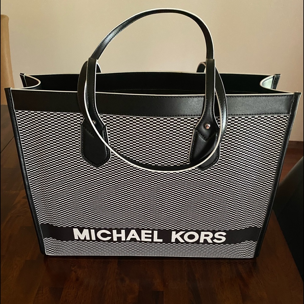 Women Michael kors tote purse